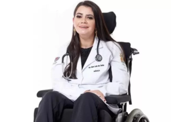 Estudante de medicina perde os movimentos após sofrer AVC e consegue concluir graduação