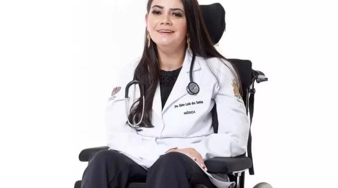 Estudante de medicina perde os movimentos após sofrer AVC e consegue concluir graduação