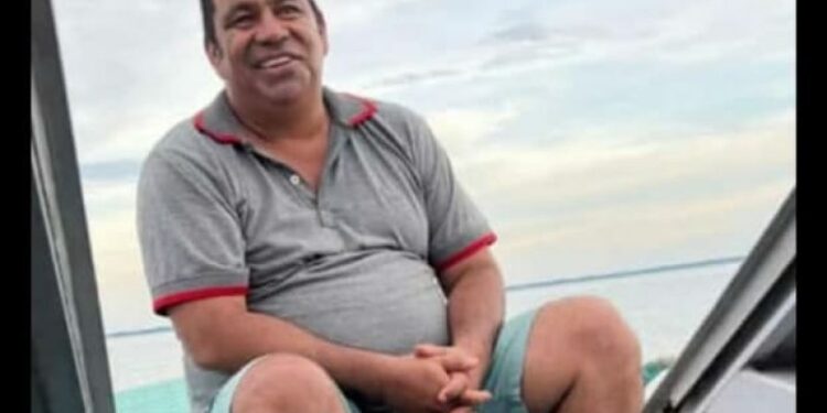 Chorando, filho de homem que foi morto e queimado nega que ele era ‘pirata do rio’