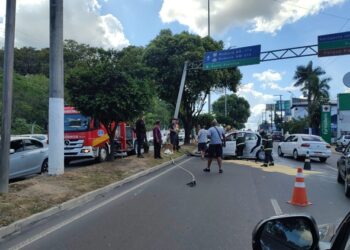 Mulher fica presa em ferragem de veículo após acidente de trânsito na Torquato Tapajós