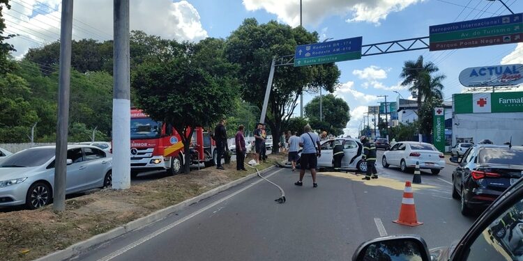 Mulher fica presa em ferragem de veículo após acidente de trânsito na Torquato Tapajós