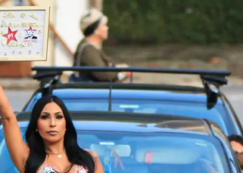 Despida, mulher faz protesto em apoio a Lula e para o trânsito em capital; foto