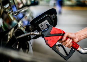 Corte do ICMS derruba preço e gasolina chega a R$ 5,54 no menor valor