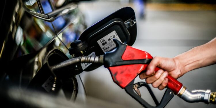 Corte do ICMS derruba preço e gasolina chega a R$ 5,54 no menor valor