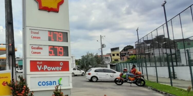 Gasolina em Manaus cai ainda mais e chega a R$ 5,79