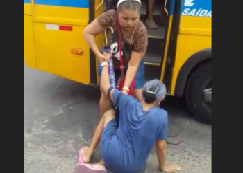 Após pararem o trânsito por melhorias na categoria, motora de ‘amarelinho’ derruba idosa; vídeo