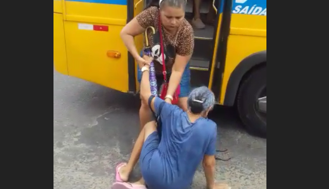 Após pararem o trânsito por melhorias na categoria, motora de ‘amarelinho’ derruba idosa; vídeo
