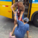 Após pararem o trânsito por melhorias na categoria, motora de ‘amarelinho’ derruba idosa; vídeo