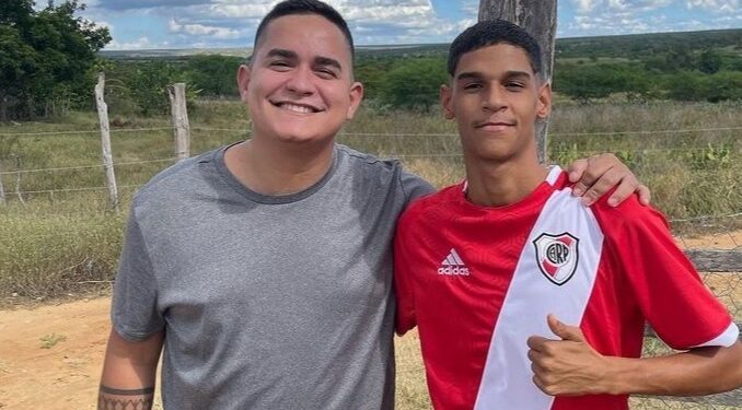 Luva de Pedreiro desembarca no Brasil e recebe intimição do ex-empresário: ‘nunca esperei isso’