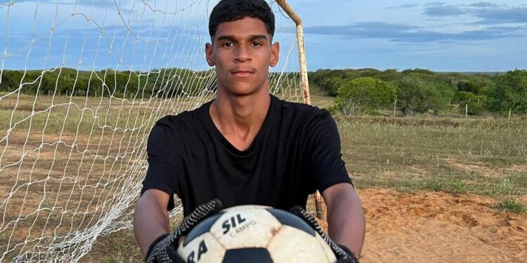 Após assinar com Falcão, veja nova mansão de Luva de Pedreiro: ‘Me perdi na casa’