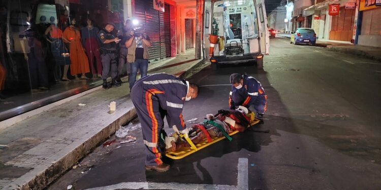 Em Manaus, homem é brutalmente espancado e quase tem mão decepada