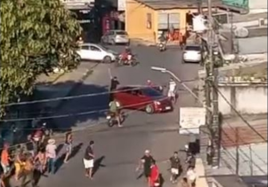 Vídeo mostra empresário bêbado e com arma apontando para cima após atropelamento