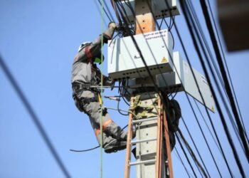 Instalação de ‘medidores aéreos’ de energia está proibida, alerta Procon-AM