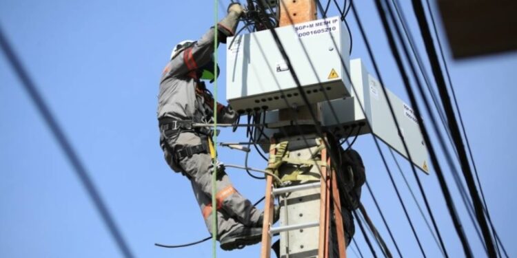 Instalação de ‘medidores aéreos’ de energia está proibida, alerta Procon-AM