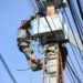 Instalação de ‘medidores aéreos’ de energia está proibida, alerta Procon-AM
