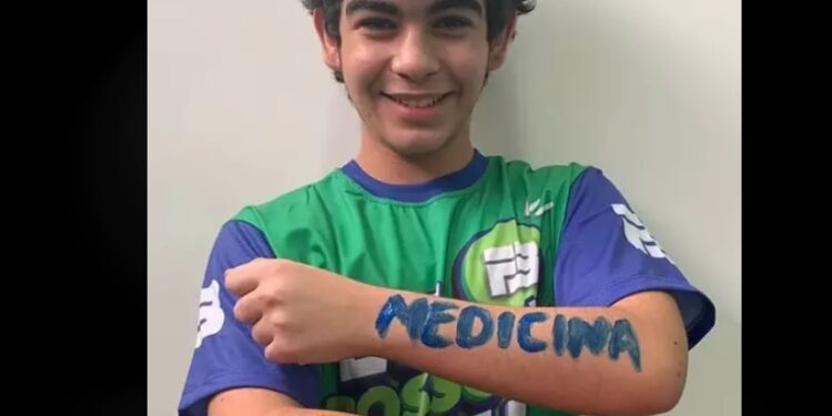 Gênio: garoto de 14 anos gabarita prova da Aeronáutica e passa em Medicina