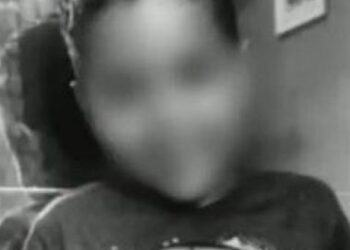 Criança de 9 anos encontra arma escondida do pai e atira na própria cabeça