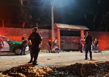 Com recado afrontoso, homem é encontrado morto na Zona Leste: ‘vendo droga da Rocam’