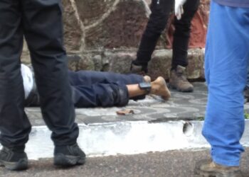 Homem é espancado até a morte e arremessado de carro no Centro de Manaus