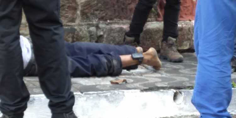 Homem é espancado até a morte e arremessado de carro no Centro de Manaus