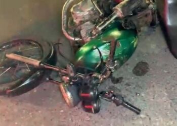 Motorista atropela entregador de delivery e tenta fugir sem prestar socorro em Manaus