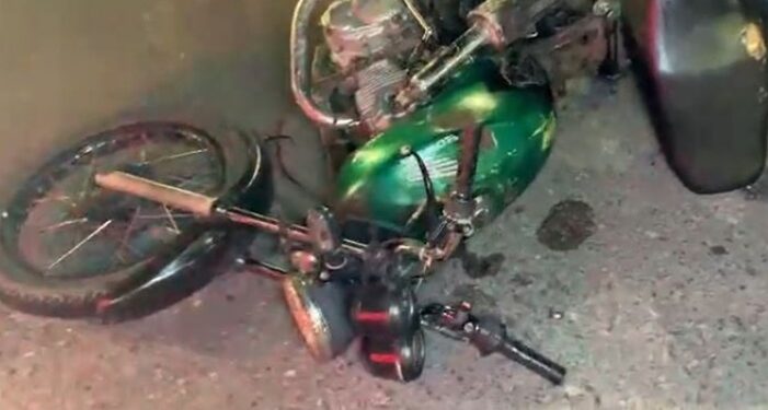 Motorista atropela entregador de delivery e tenta fugir sem prestar socorro em Manaus