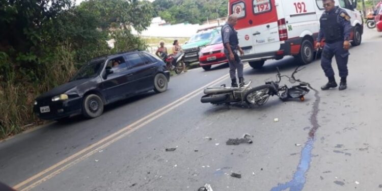 Motociclista “decola” após acidente em Manaus e cai em cima de capô de carro