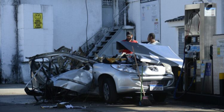 Motorista morre após carro explodir durante abastecimento no posto