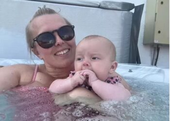 Muher descobre gravidez ao sentar no vaso para fazer cocô: ‘só vi os pés saindo’