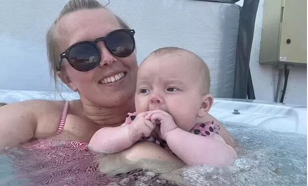 Muher descobre gravidez ao sentar no vaso para fazer cocô: ‘só vi os pés saindo’