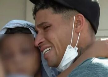 Desesperado, pai chora e acusa padrastro de desfigurar rosto do filho com fio elétrico: ‘Ele é um lixo’