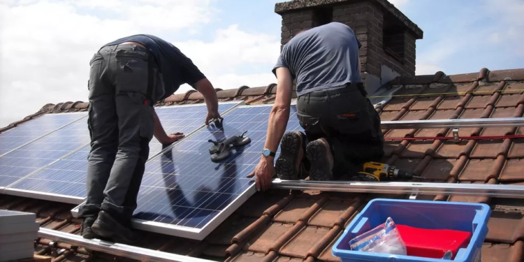 Curso de instalador de painel solar é oferecido pelo Cetam e Sedecti e há 200 vagas