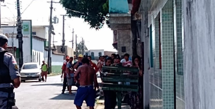Se lascou: Foragido tenta fugir da PM e acaba com perna esmagada em viatura