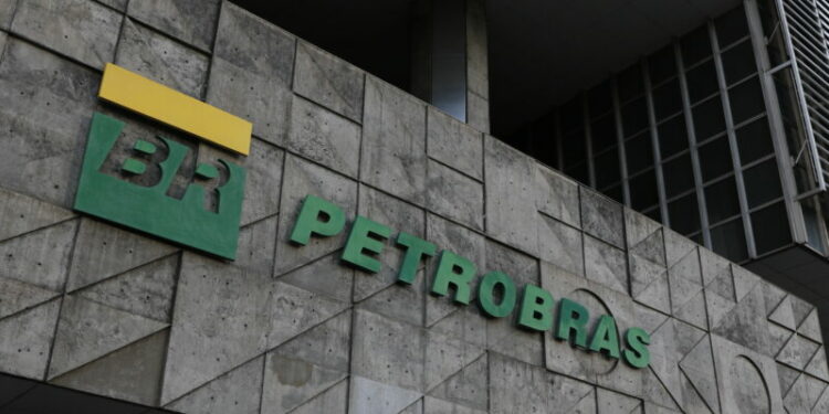 Petrobras reduz preço da gasolina em R$ 0,20 por litro nas refinarias