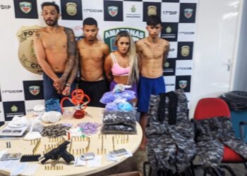 Perdeu, perdeu! Grupo liderado por loirona é preso com fardas da Rocam, arma e drogas em Manaus