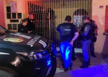 Homem é perseguido na rua, corre para dentro de casa e acaba morto na frente da família
