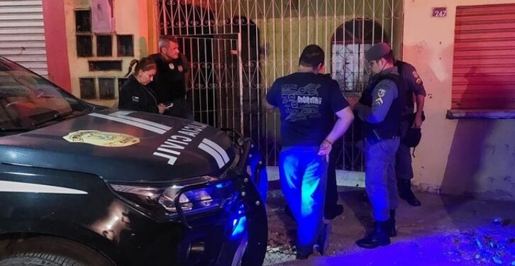 Homem é perseguido na rua, corre para dentro de casa e acaba morto na frente da família