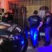 Homem é perseguido na rua, corre para dentro de casa e acaba morto na frente da família