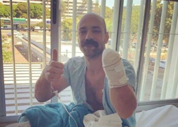 PM que teve a mão decepada após intervir em briga diz que não se arrepende; casal está junto