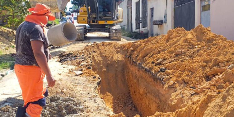Prefeitura recupera rede de drenagem no bairro Grande Vitória