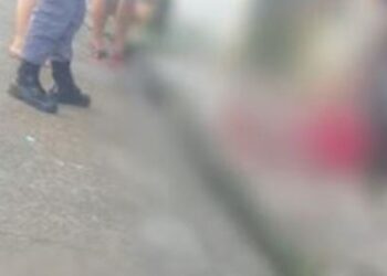 Descontrolado, homem esfaqueia PM em praça e acaba baleado no AM