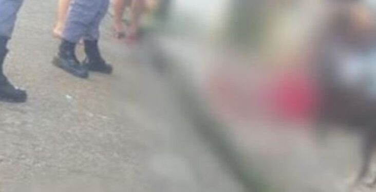 Descontrolado, homem esfaqueia PM em praça e acaba baleado no AM