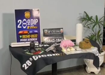 Casal do tráfico é preso até o tucupi de drogas e pistola em Manaus