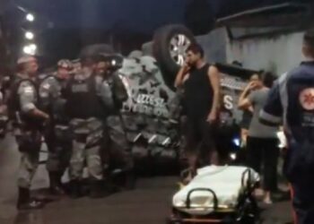 Cinco pessoas ficam feridas após viatura da Rocam bater em carro durante perseguição