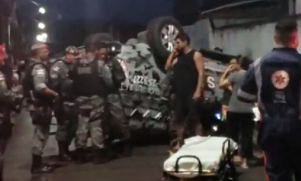 Cinco pessoas ficam feridas após viatura da Rocam bater em carro durante perseguição