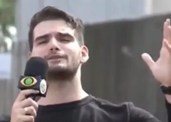 Vídeo: repórter é demitido da Band por cantar música da Xuxa para anunciar morte de bandidos