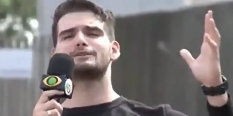 Vídeo: repórter é demitido da Band por cantar música da Xuxa para anunciar morte de bandidos