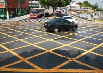 Prefeitura de Manaus proporciona segurança no trânsito com sinalização na avenida Silves