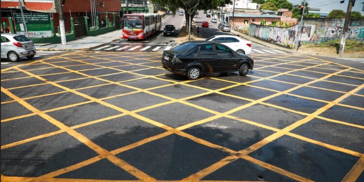 Prefeitura de Manaus proporciona segurança no trânsito com sinalização na avenida Silves