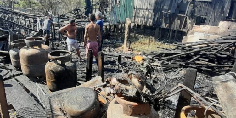 Incêndio no São Jorge: 16 casas destruídas, famílias desabrigadas e auxílio imediato no local